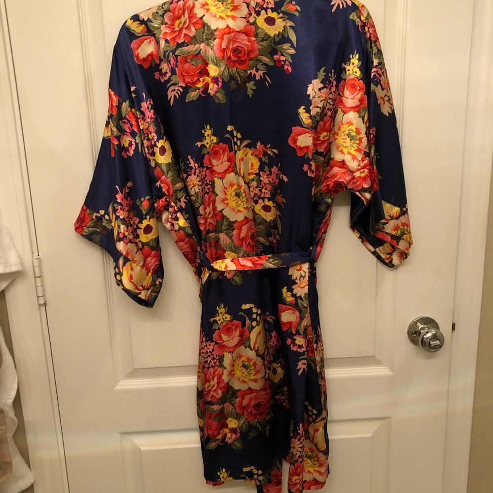 Floral Robe. - Picture 2 of 2